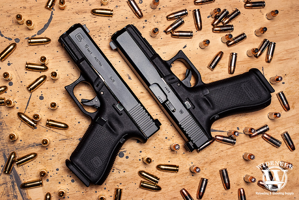 a photo comparing the glock 17 vs 19 handguns
